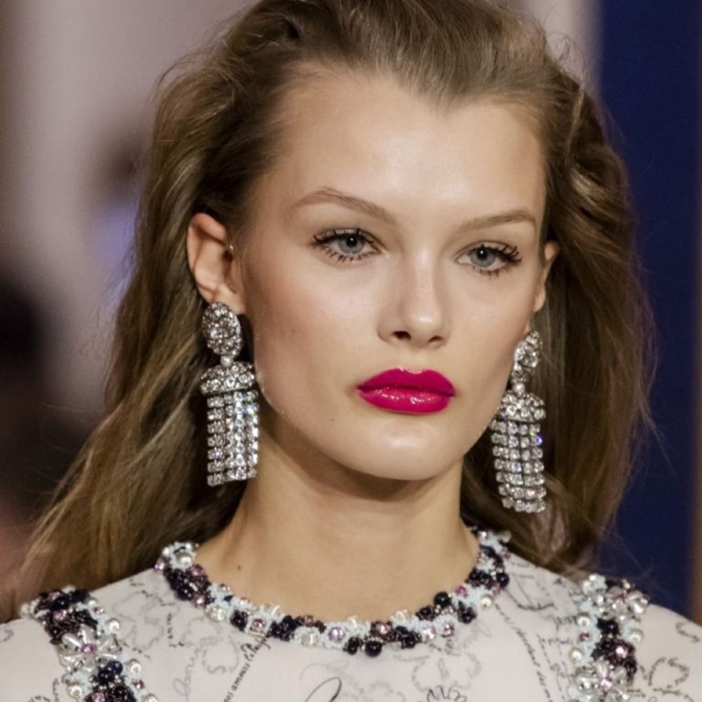 احمر الشفاه القوي لاطلالة جريئة في صيف 2020 من Lanvin