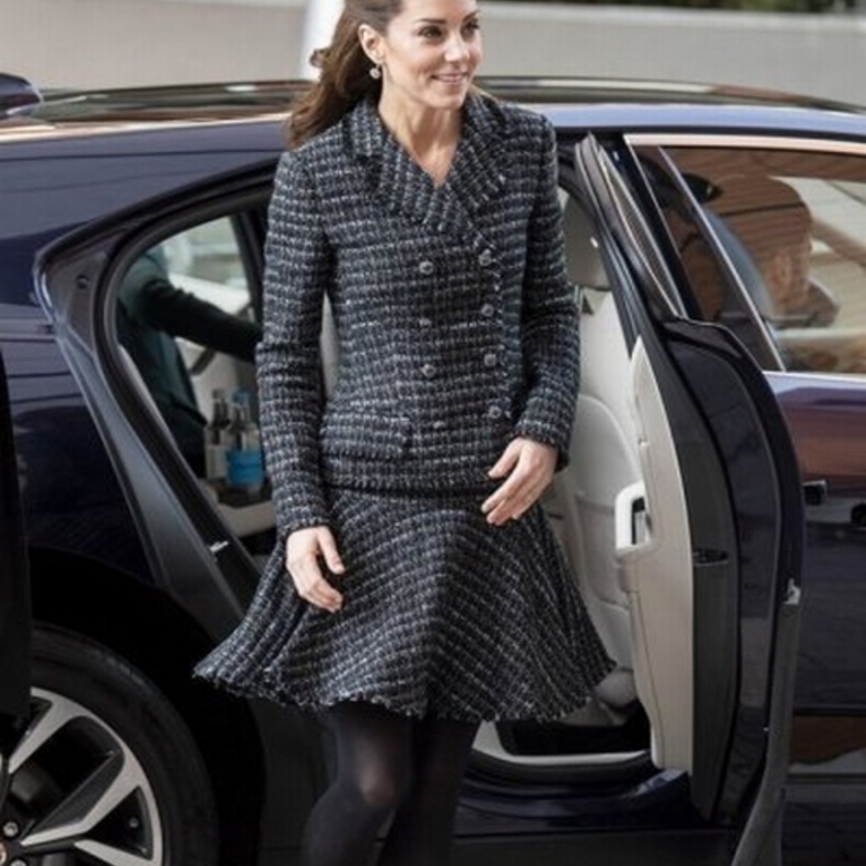 كيت ميدلتون بدت ساحرة بالبدلة مع التنورة من تصميم دولتشي اند غابانا