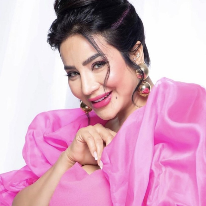 العالم ملون بدرجات الوردي المرحة بالنسبة إلى لجين عمران