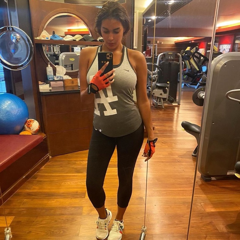  صور احدث اطلالات ياسمين صبري بالملابس الرياضية الضيقة