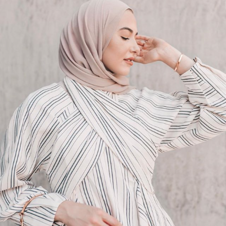 اطلالة راقية بالحجاب بلون الزهري الفاتح والشاحب على طريقة لينا صنوبر