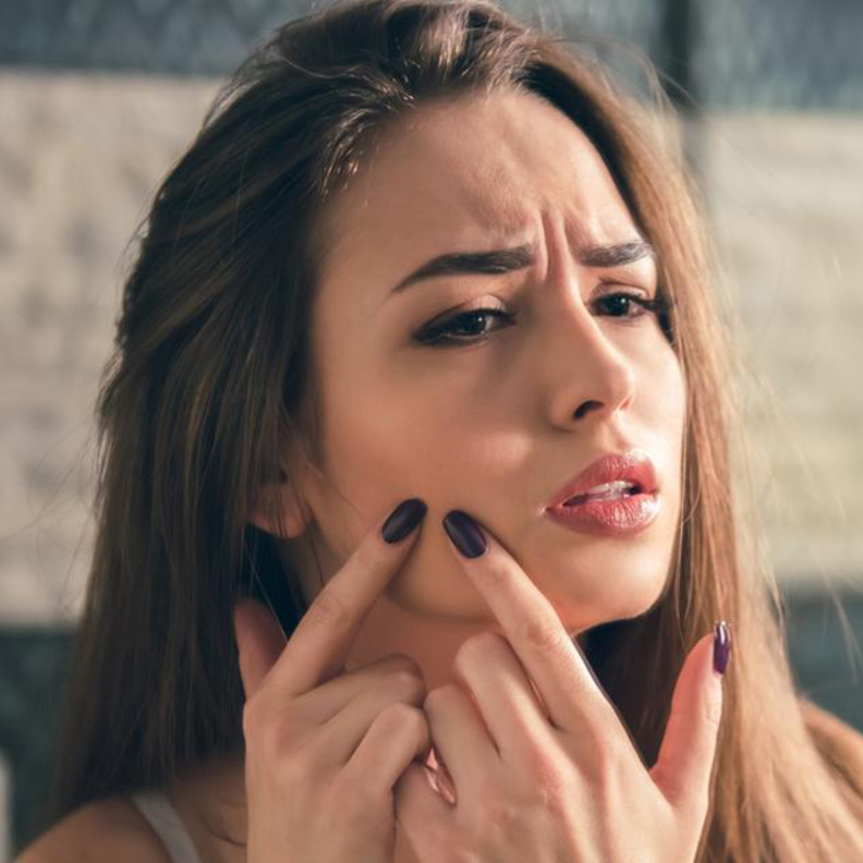 الدمامل من أعراض عدوى بكتيريا المكورات العنقودية