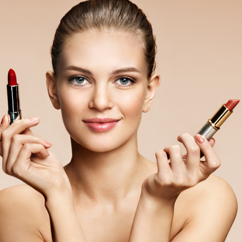 إن كنت ترغبين بأسنان أكثر بياضاً قومي بوضع أحمر الشفاه باللون الأحمر