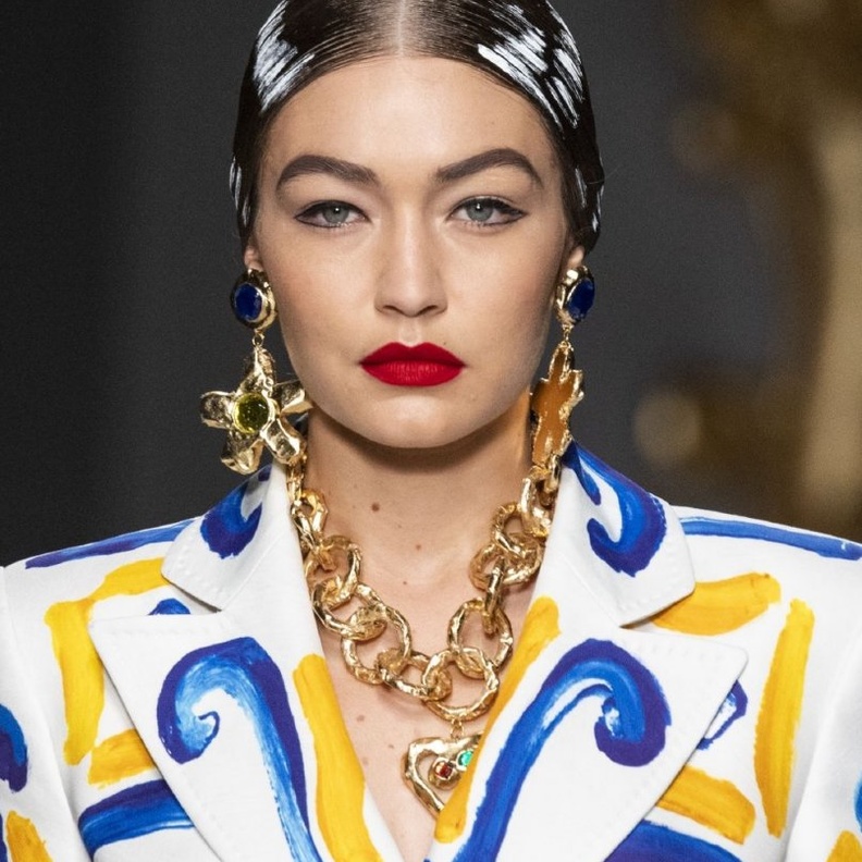 طريقة استخدام الكونتور الكريمي للحصول على شفاة ممتلئة من Moschino