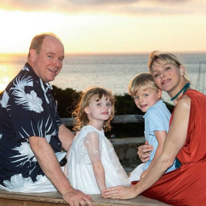 صور رسمية للعائلة الأميرية