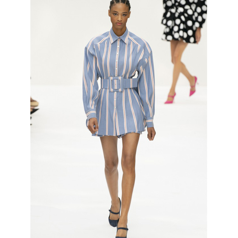  قدّمت دار كارولينا هيريرا القميص الفستان بنقشة المقلّم مع الحزام العريض