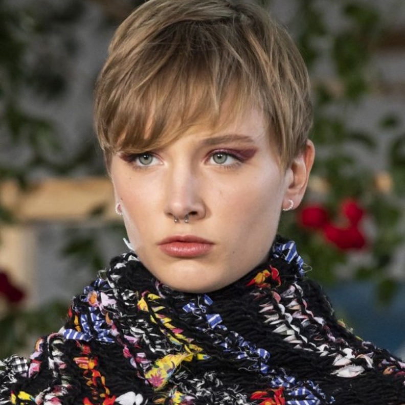 قصات شعر ذكورية مع الغرة الجانبية تناسب الوجه الطويل من Jonathan Cohen