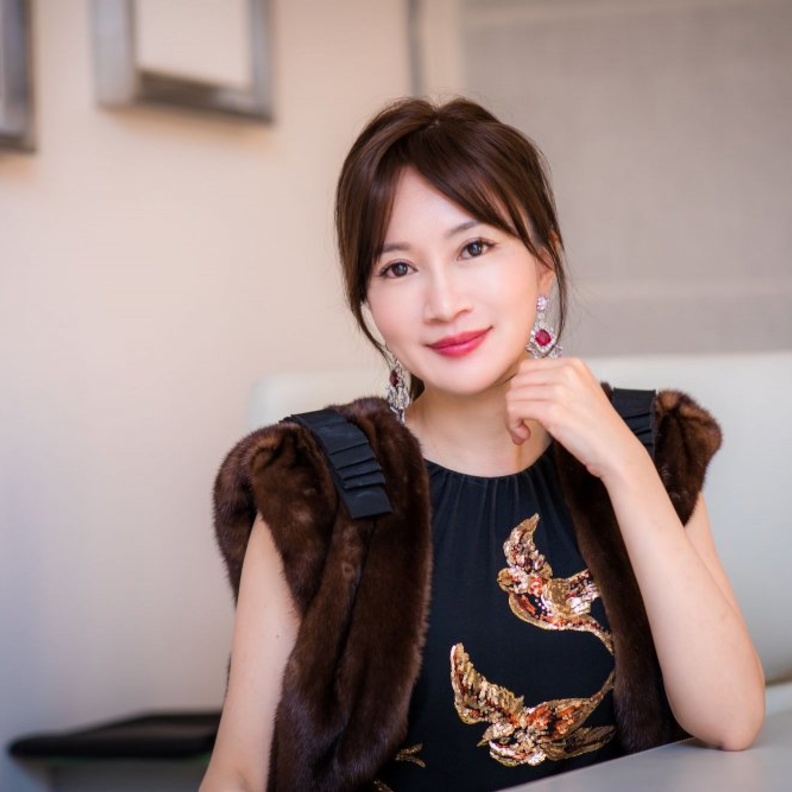 المصممة التايوانية آنا هو تساهم في دعم متضرري كورونا