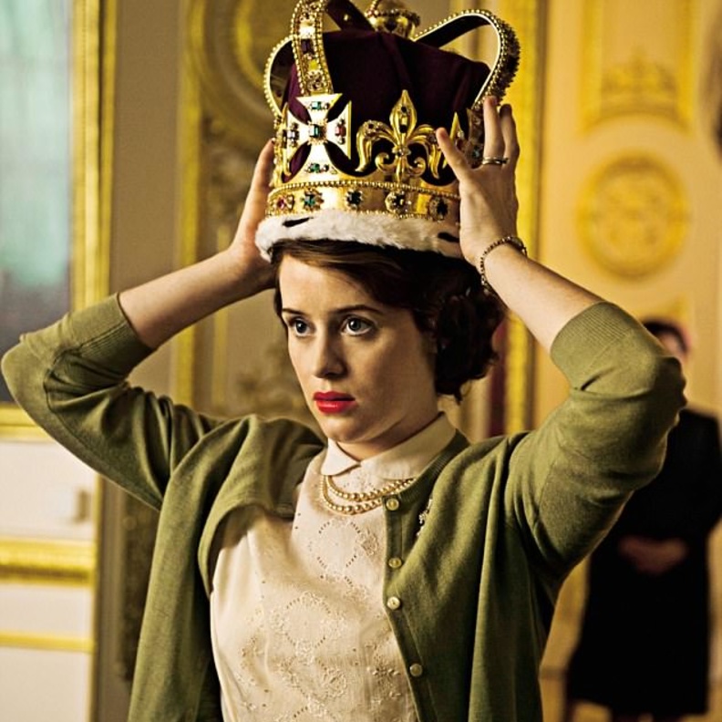 من يشاهد مسلسل " The Crown" من عائلة الملكة إليزابيث الثانية؟