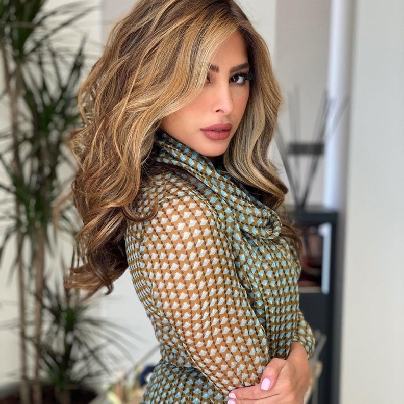  تسريحات شعر ويفي عريض مع الغرة الجانبية من وحي اطلالات فوز الفهد