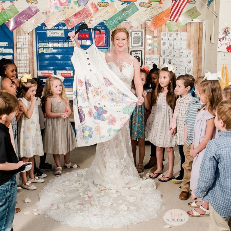 العروس المدرسة أثناء جلسلة التصوير و سط أطفال الحضانة