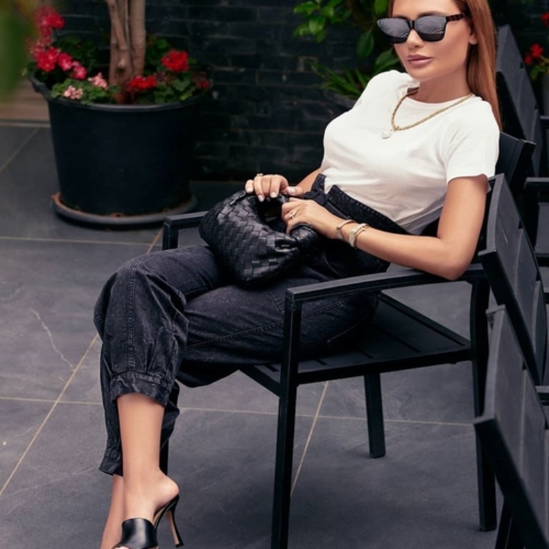 إختارت سروال دينيم خصره عال ونسّقت معه تيشيرت أبيض بسيط