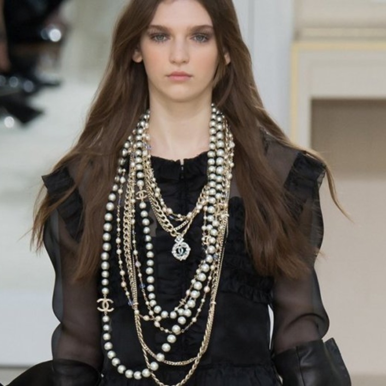  اللؤلؤ يحتل عروض الأزياء في كل عام