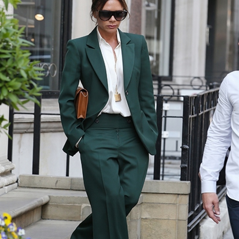 اطلالة أنيقة وعصرية اعتمدتها فيكتوريا بيكهام في بدلة باللون الأخضر الزيني