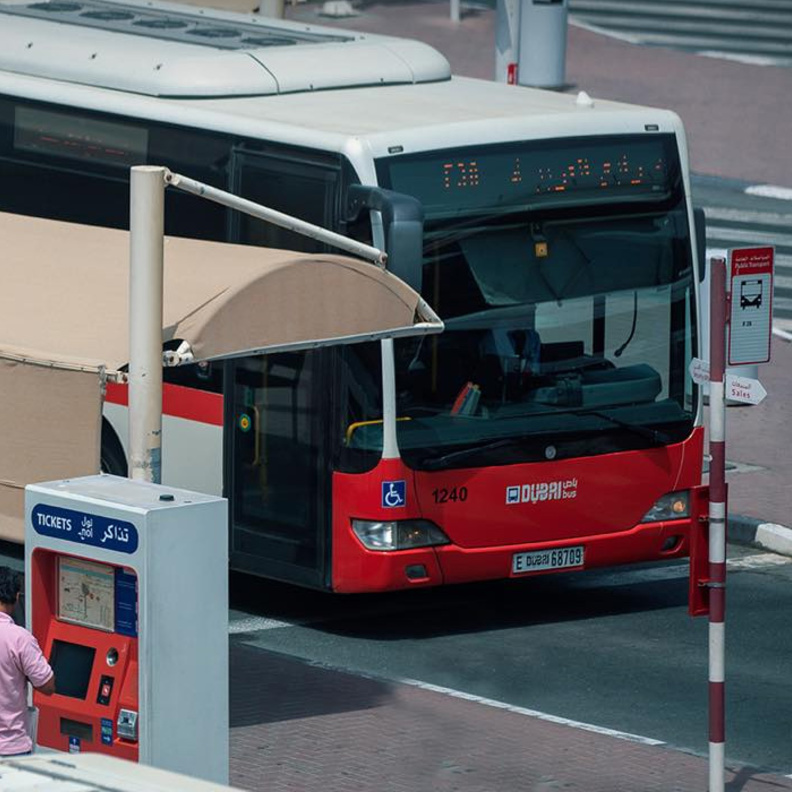 طرق دبي توظّف سيدات للعمل كسائقات حافلات عامة