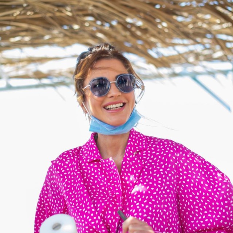 إختارت الملكة رانيا توب من وحي موضة السبعينيات، من ماركة Off-White
