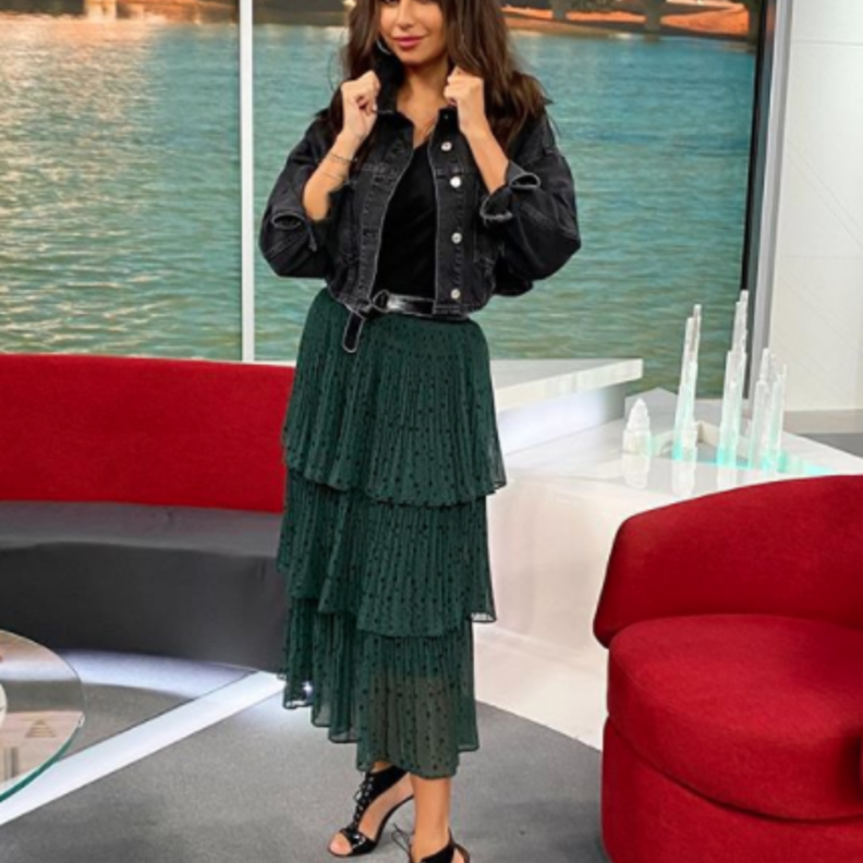 لوك عصري في تنورة طويلة كشكش اعتمدته سارة مراد