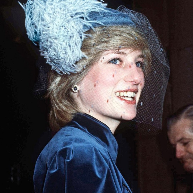 تعرفي على أجمل أشكال القبعات الشبك التي تألقن بها سيدات العائلات الملكية 