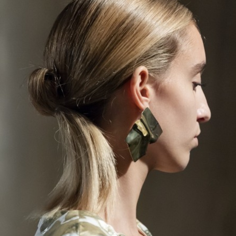 تسريحة الكعكة بالخصل المفرودة بأسلوب fashion shenzhen