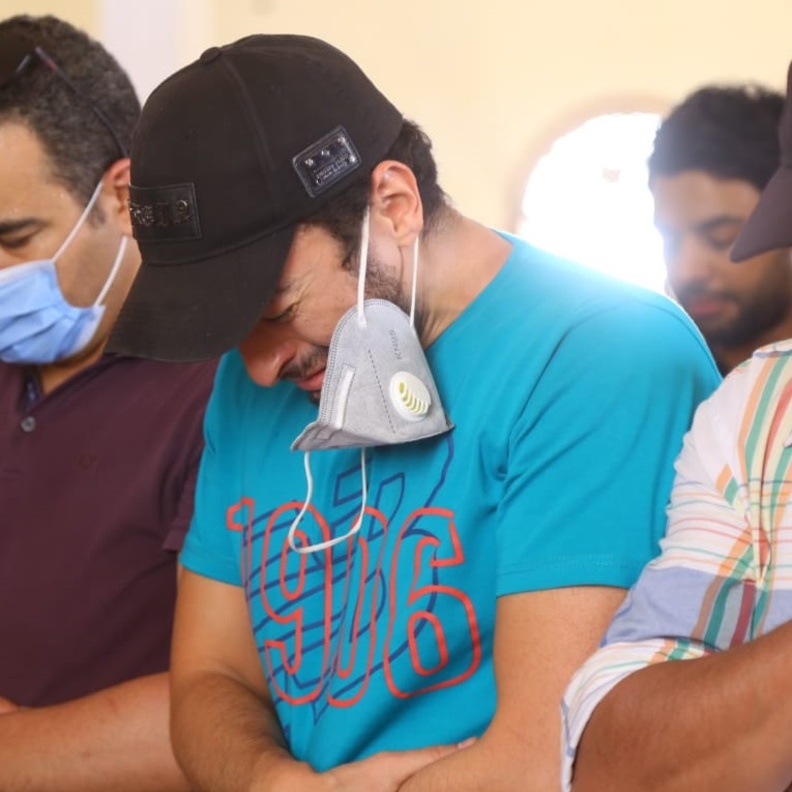 حمادة هلال يبكي في جنازة والدته 