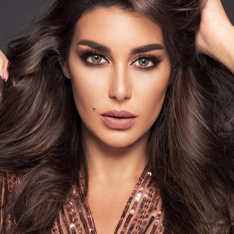  مكياج عيون نيود مع الظلال البيج وخطوط الايلاينر بأسلوب ياسمين صبري