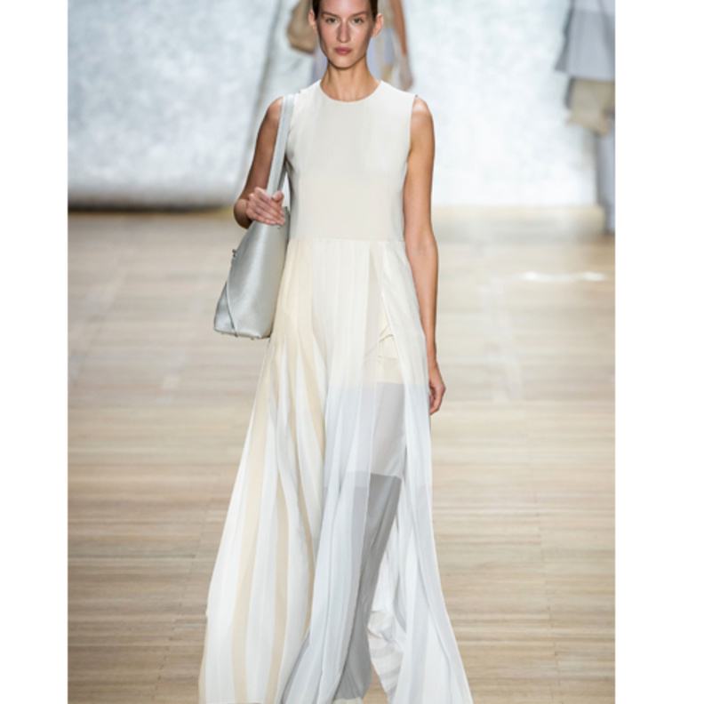 فستان أبيض طويل من Akris 