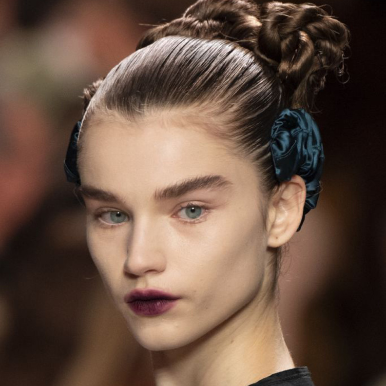 خطوات الحصول على موضة شفاه الاومبريه البنفسجية من Fendi