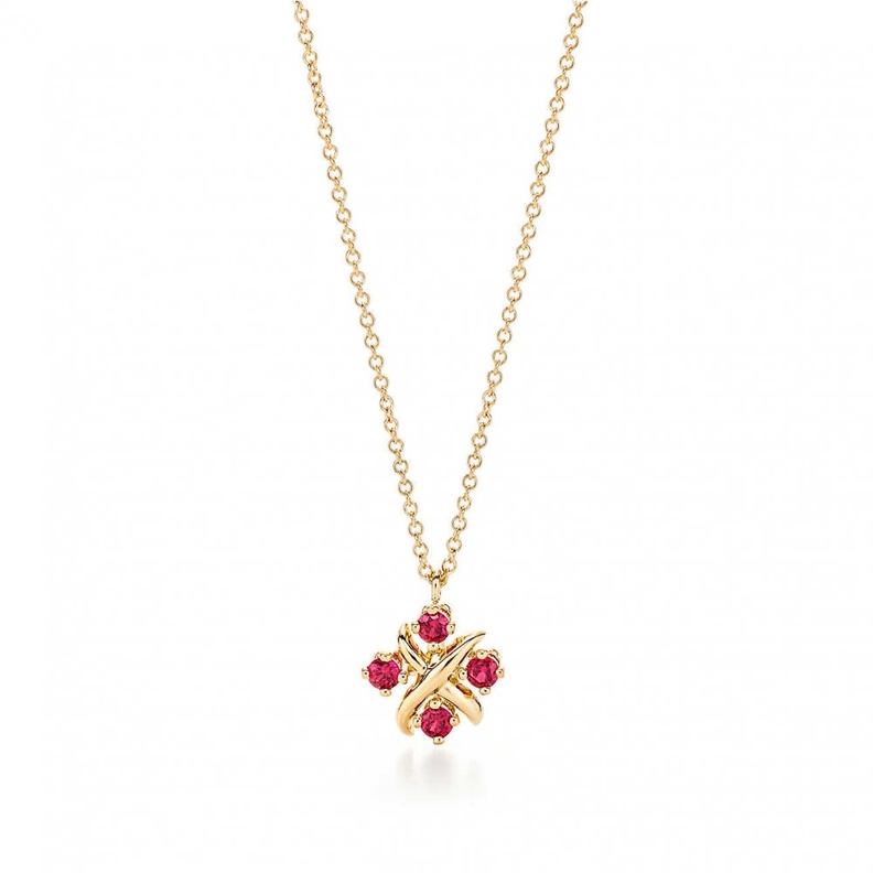 تصميم ايقوني انيق وناعم من الذهب الاصفر وحجر الروبي من Tiffany & Co