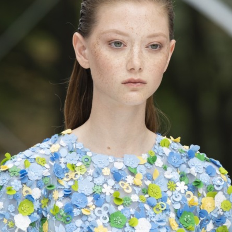 تسريحات شعر مبللة بأسلوب Carolina Herrera