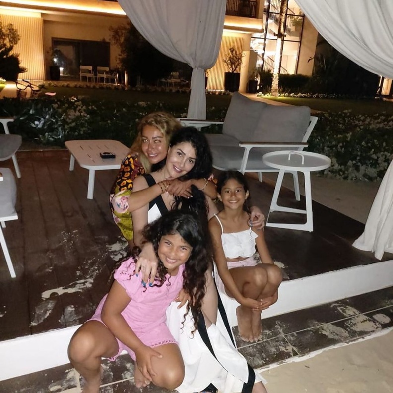 غادة عبد الرازق مع حفيدتيها وابنتها