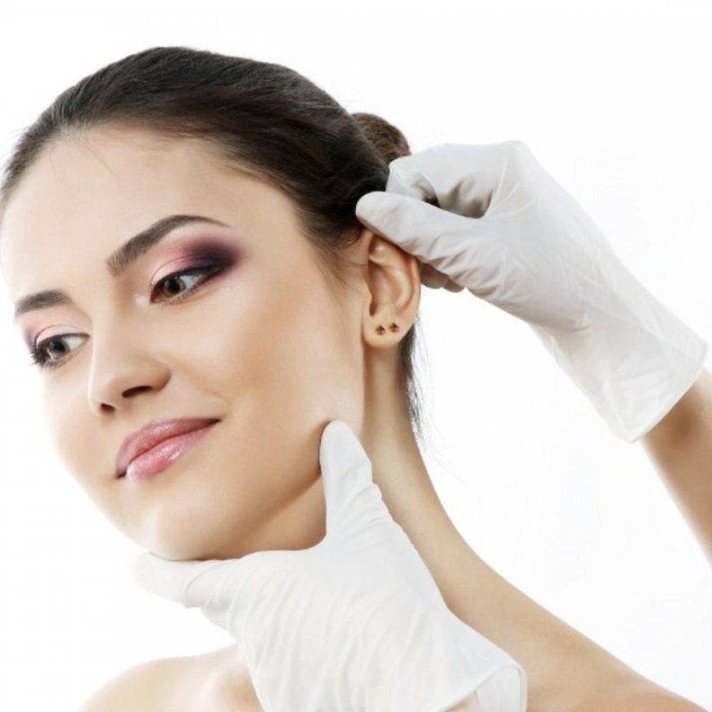 من المهم اختيار جراح تجميل ماهر وذو خبرة عند الخضوع لعملية تجميل الأذن