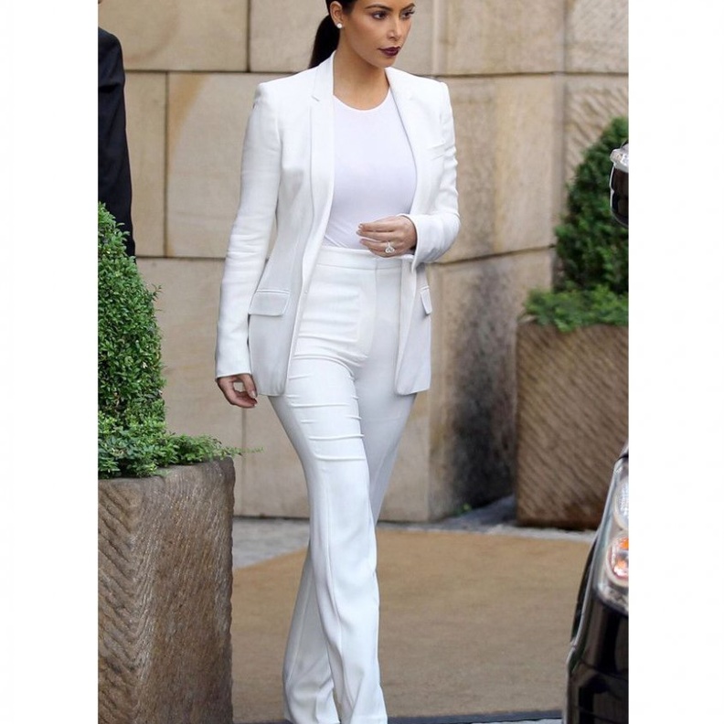  بدلة رسمية أنيقة باللون الأبيض اعتمدتها كيم كارداشيان