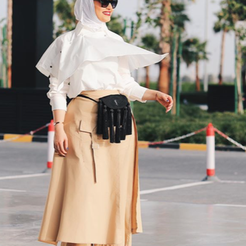 التوب الأبيض العصري والملفت باطلالة شبابية مع التنورة و حقيبة الخصر