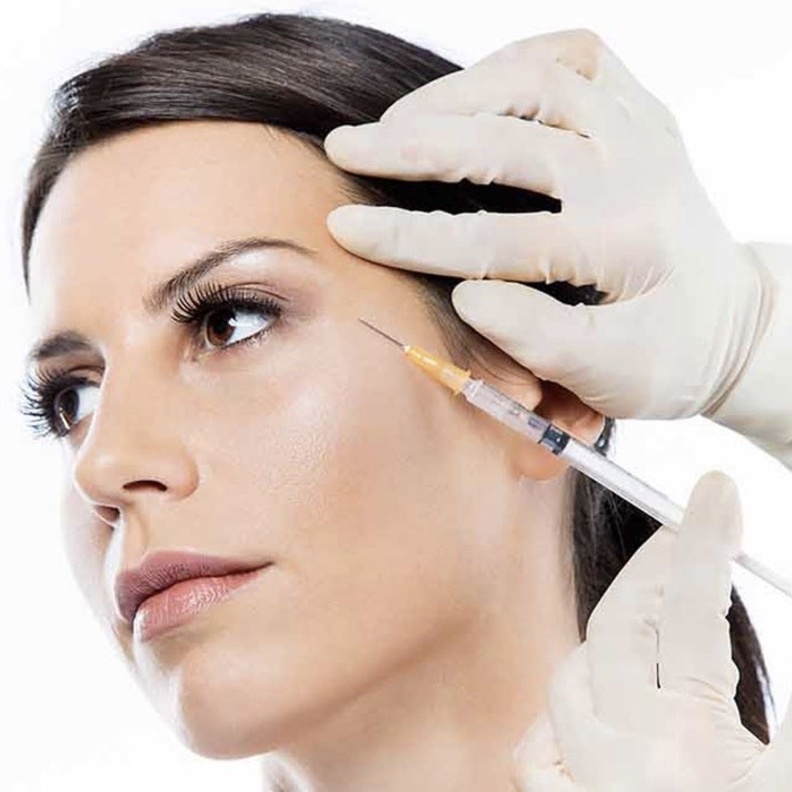 تساعد حقن الفيلر على علاج فقدان الحجم تحت العين وملء الفراغ وتعديل شكل التجاويف