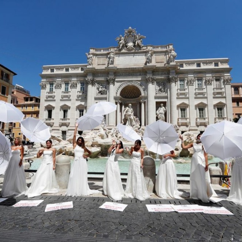  عرائس ابطاليا يتظاهرن ضد كورونا بفساتين الزفاف