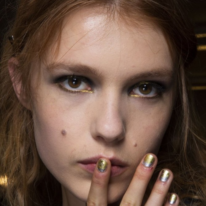 افضل الوان المناكير بلوني الذهبي والفضي من Nicole Miller