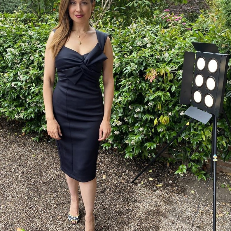  تألقت ريا بفستان أسود ميدي ضيق أظهرها رشاقتها