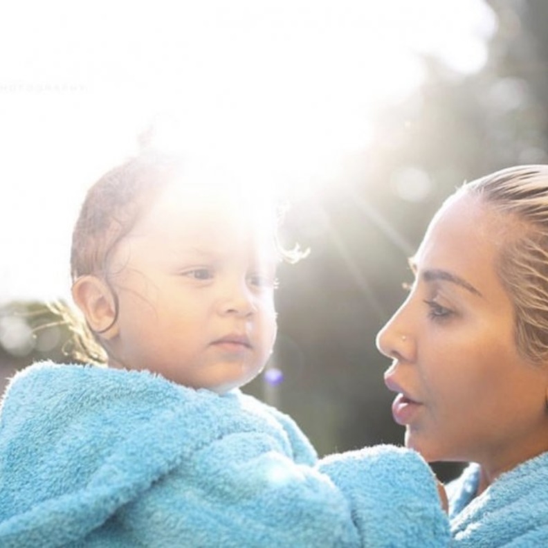 جويل مردينيان تكشف عن وجه ابنها ناثان لأول مرة