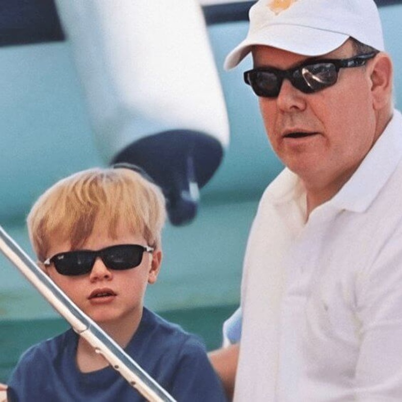 أحدث صور أمير موناكو وأسرته في عطلتهم الصيفية