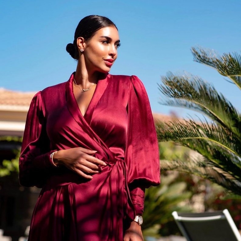  اطلالة ياسمين صبري بفستان أحمر حريري من توقيع Zimmermann