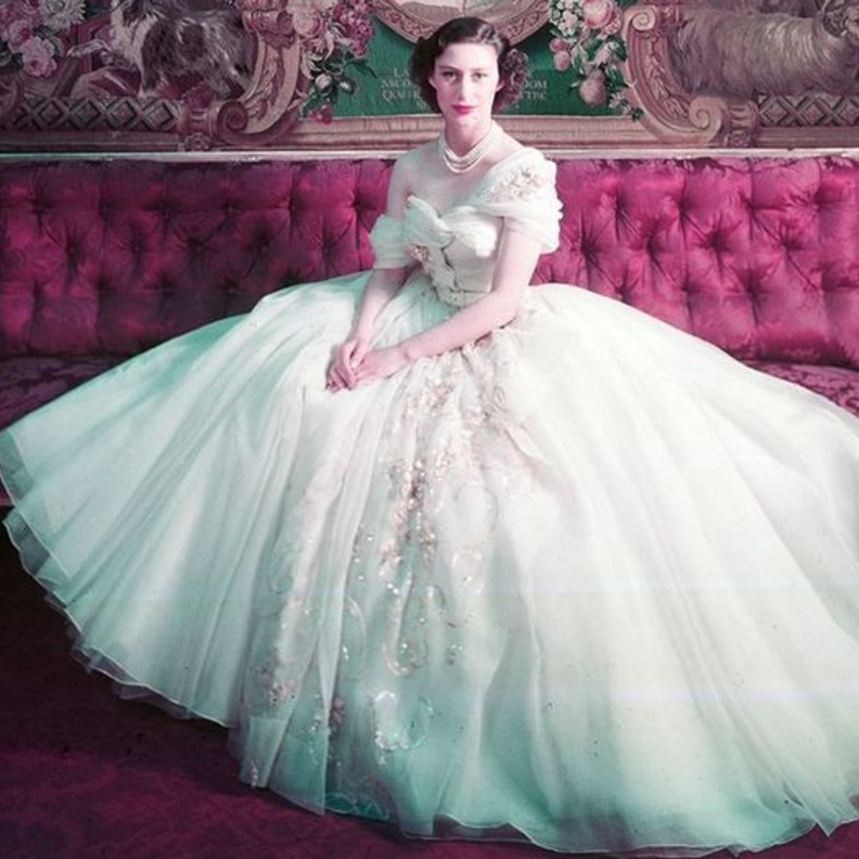 معارض أزياء ظهرت فيها فساتين سيدات القصر الملكي البريطاني 