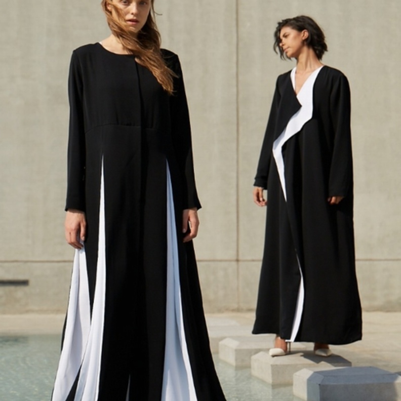 اعتمدي العبايات بأسلوب راقي باللونين الأبيض والأسود بتصاميم علامة Serrb