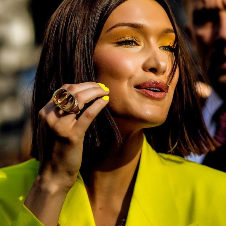  بيلا حديد بمكياج وأظافر باللون الأصفر