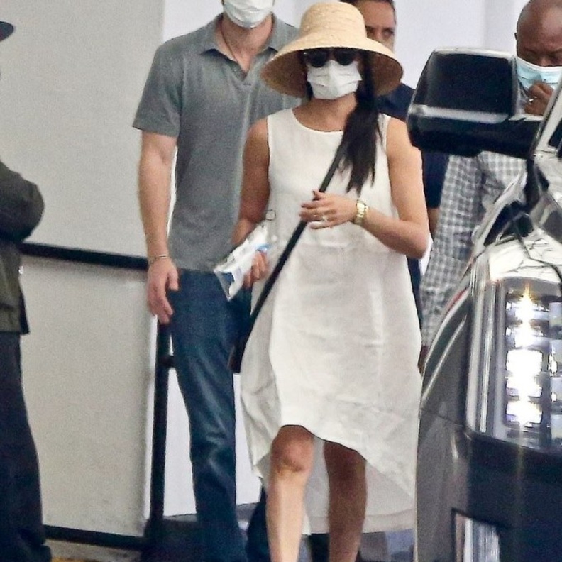  أكملت ميغان اللوك بحقيبة كروس باللون الأسود