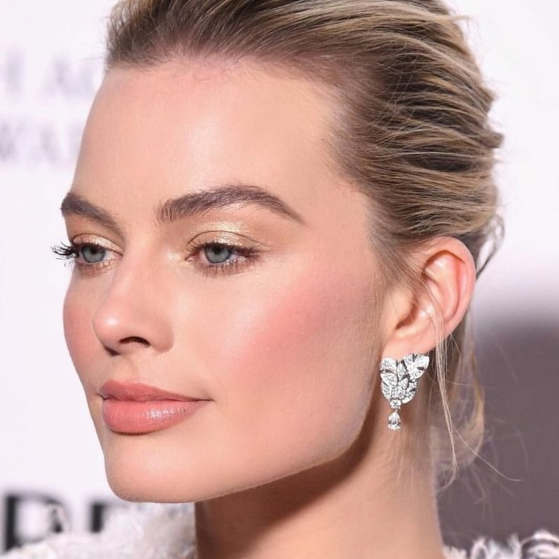 طريقة عمل مكياج طبيعي ناعم من وحي اطلالات مارغوت روبي