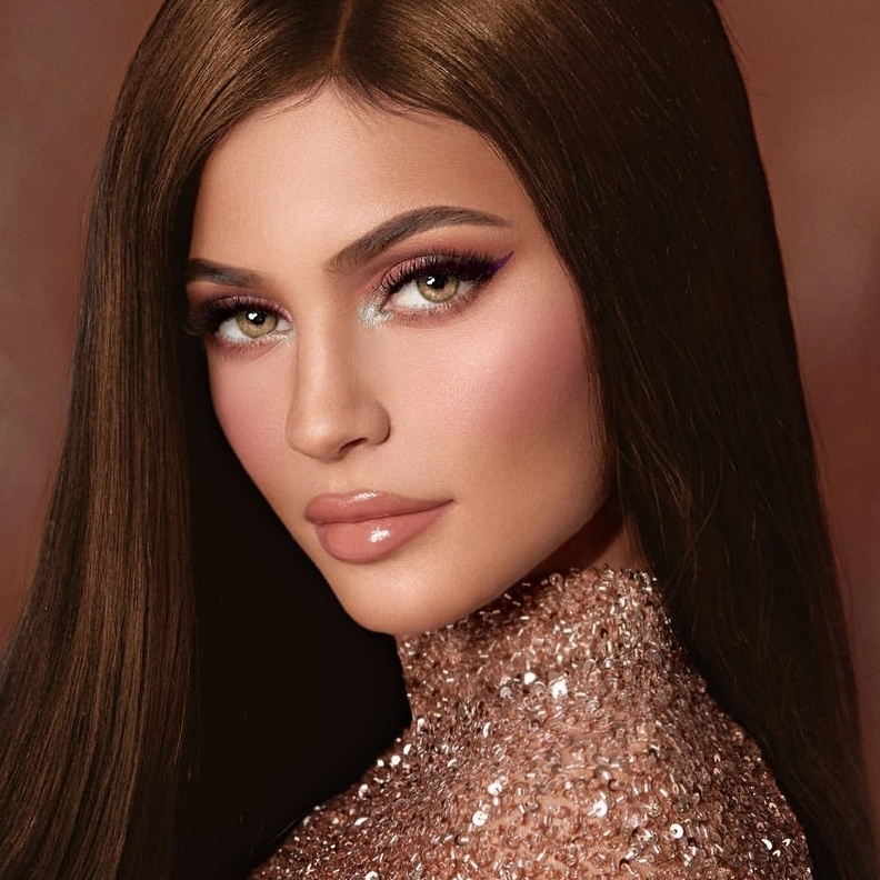 اجمل الوان صبغات الشعر البني الداكن من وحي اطلالات كايلي جينر