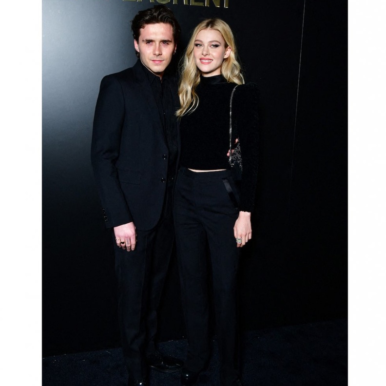 أبرز اطلالات بروكلين بيكهام ونيكولا بيلتز بأناقة اللون الاسود