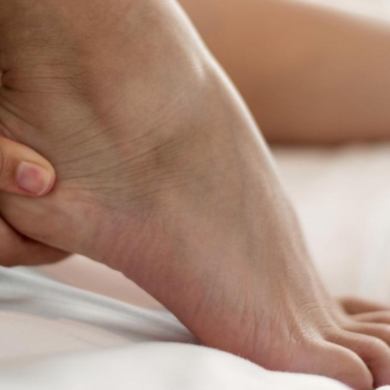 التهاب اللفافة الأخمصية يسبب آلام الكعب