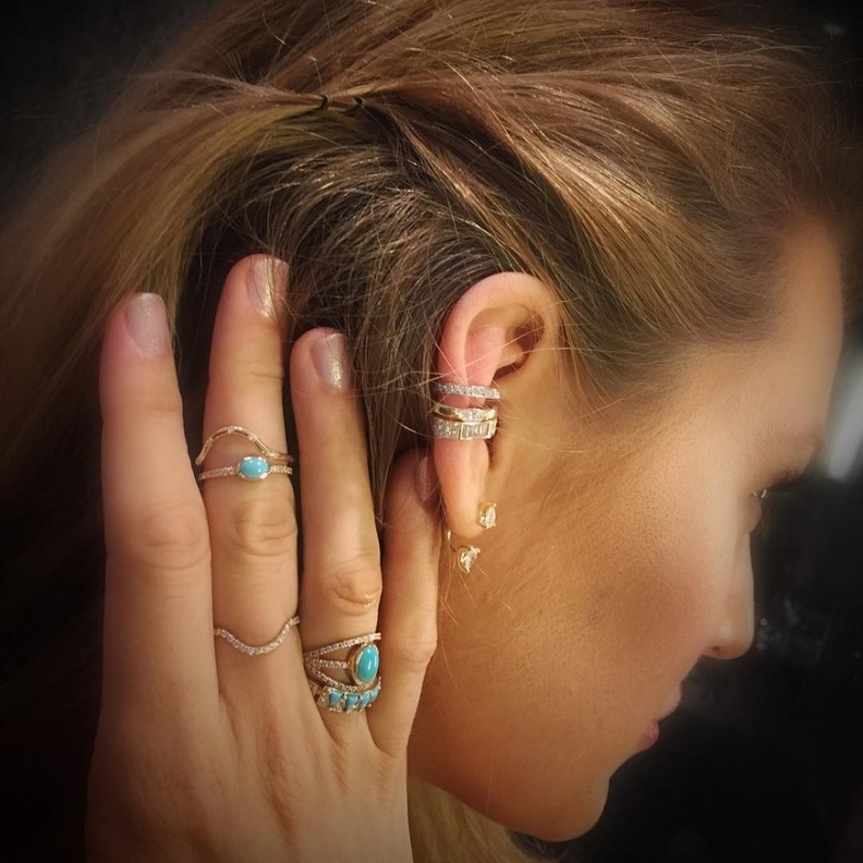  بليك ليفلي تتبع ستايل تكديس المجوهرات