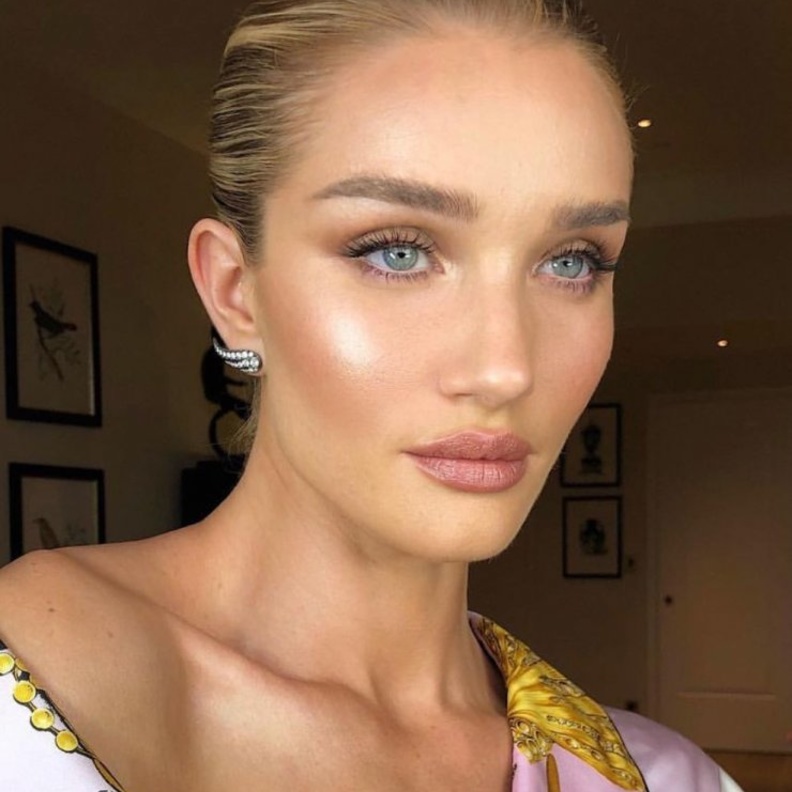 Rosie Huntington Whiteley بمكياج صيفي مشرق